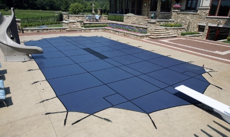 Arctic Armor 16' x 32' Ultra Light Solid Safety Pool Cover | 4' x 8' Center End Step | Rectangle Blue | WS2064B
